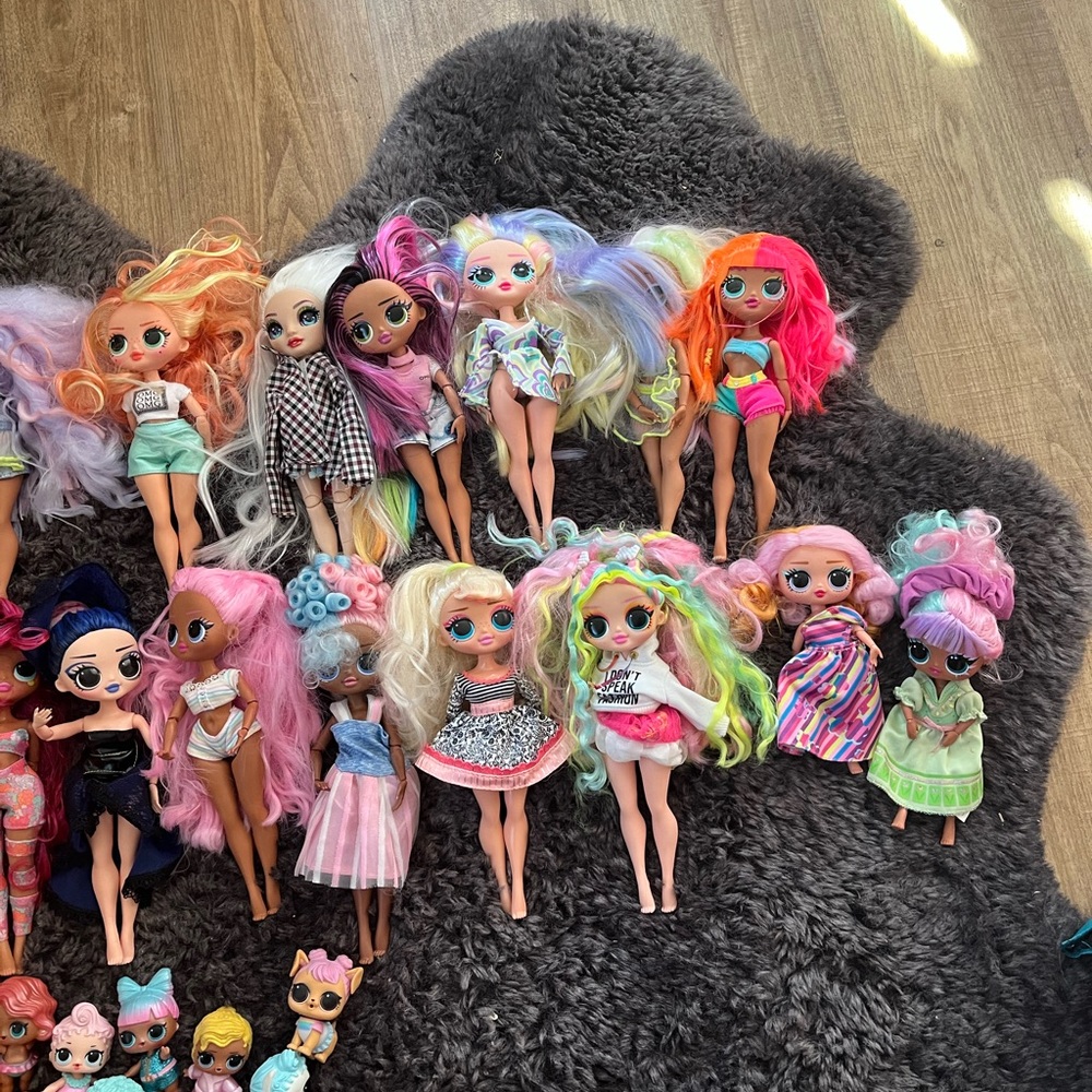 L.O.L dolls and mini lol surprise dolls with some accessories
